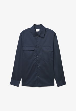 Dunkelblaues Hemd mit Knopfleiste, spitzem Kragen, zwei Brusttaschen und langen Ärmeln. Hergestellt aus glattem Stoff mit einfarbigem Design und minimalen Details.