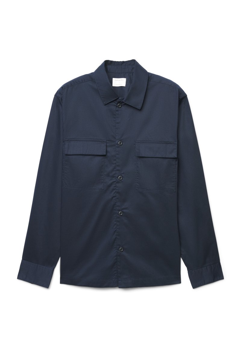 Dunkelblaues Hemd mit Knopfleiste, spitzem Kragen, zwei Brusttaschen und langen Ärmeln. Hergestellt aus glattem Stoff mit einfarbigem Design und minimalen Details.