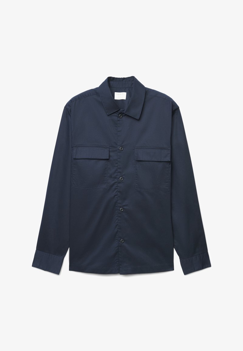 Dunkelblaues Hemd mit Knopfleiste, spitzem Kragen, zwei Brusttaschen und langen Ärmeln. Hergestellt aus glattem Stoff mit einfarbigem Design und minimalen Details.