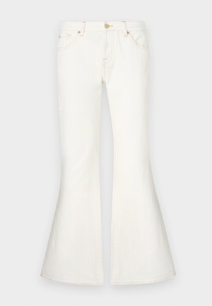 Hvite utsvungne jeans med høy midje, laget av denim. Funksjoner inkluderer stikninger og frontlommer. Jeansen har en glatt tekstur med et strukturert design.