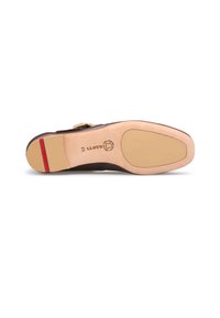 Brauner Lederschuhsohle mit runder Form, glatter Textur, goldfarbener Schnallendetail und eingeprägtem Logo. Besitzt einen kontrastierenden roten Streifen.