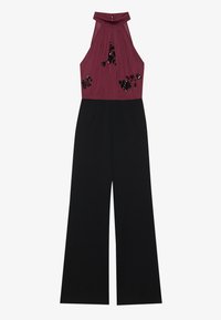 Combinaison sans manches bordeaux avec un corsage plissé et un pantalon large noir. Présente des accents floraux en sequins et un design à col haut.