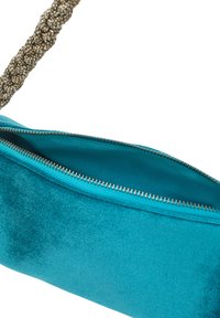 Teal sammetspåse med dragkedja och ett strukturerat, metalliskt rem. Inuti och utanpå delar samma livliga färg.