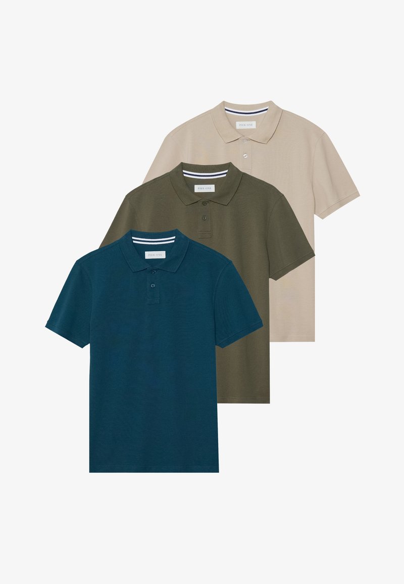 Tre polo shirt nei colori blu, verde oliva e beige. Le caratteristiche includono maniche corte, placket con tre bottoni e colletto a coste con righe.