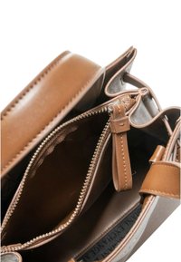 Armani Exchange Handtas - marrone