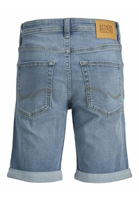 Pantalones cortos de mezclilla en un azul claro con un dobladillo doblado, que cuentan con bolsillos traseros y una etiqueta de cuero marrón en la cintura. Detalles de costura sutiles.