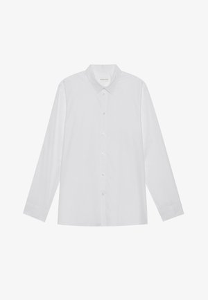Camisa branca de manga longa feita de tecido liso, com gola pontiaguda, fecho frontal por botões e punhos com um botão.