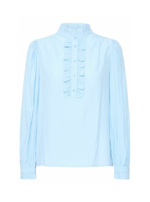 Bluză lungă cu mâneci, de culoare albastru deschis, cu guler înalt, panou frontal cu volane și închidere cu nasturi. Țesătură moale, cu mâneci cute.