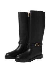 Botas de cuero negras hasta la rodilla con cremallera lateral, suela plana de goma negra y un detalle decorativo de hebilla dorada en la correa del tobillo.