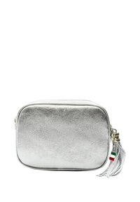 Zilveren metalen crossbody tas, rechthoekige vorm, gladde textuur, ritsafsluiting, voorzien van een kwastje met een accent van de Italiaanse vlag.