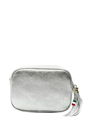 Sac à bandoulière en métal argenté, de forme rectangulaire, texture lisse, fermeture zippée, avec une frange et un accent drapeau italien.
