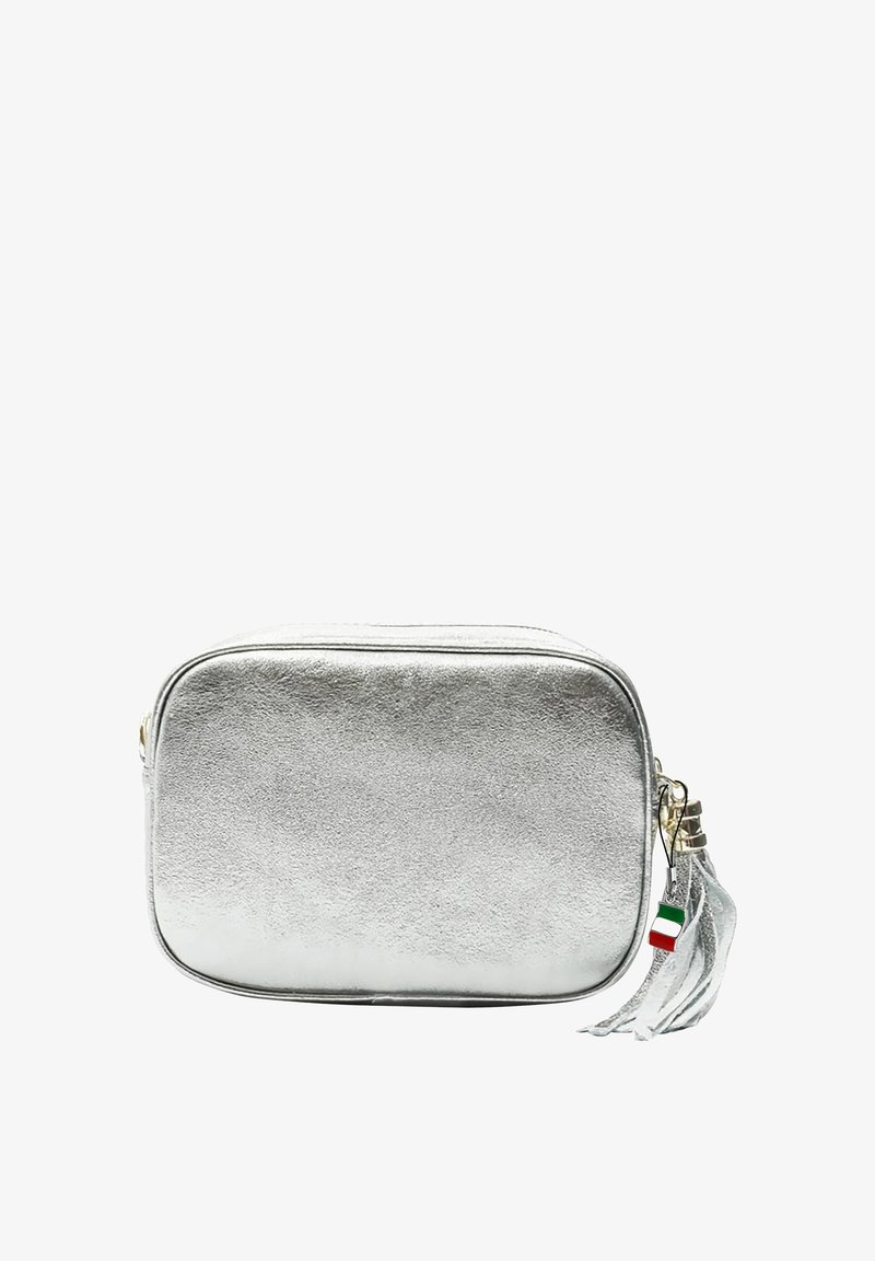 Zilveren metalen crossbody tas, rechthoekige vorm, gladde textuur, ritsafsluiting, voorzien van een kwastje met een accent van de Italiaanse vlag.