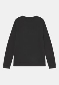 Černá mikina s dlouhým rukávem a kulatým výstřihem, měkká na dotek, s ribbenými manžetami a lemem. Jednoduchý design, bez viditelných log nebo vzorů.