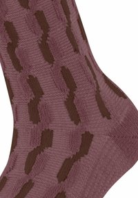 Lila Stricksocke mit einem strukturierten Zickzackmuster in Dunkelbraun. Das Design umfasst gerippte Akzente am Schaft und an der Zehe.