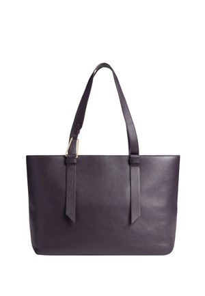 Sac fourre-tout en cuir de couleur violet foncé avec deux poignées supérieures et une finition texturée. Présente des accents en métal doré. Forme rectangulaire.