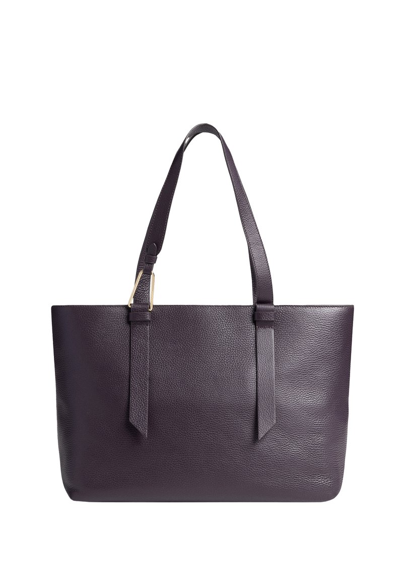 Borsa tote in pelle di un viola scuro con due manici superiori e una finitura testurizzata. Presenta accenti in metallo dorato. Forma rettangolare.