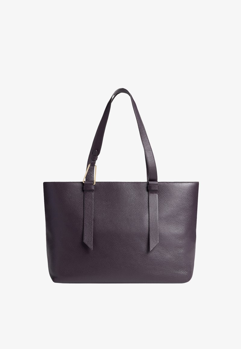 Borsa tote in pelle di un viola scuro con due manici superiori e una finitura testurizzata. Presenta accenti in metallo dorato. Forma rettangolare.
