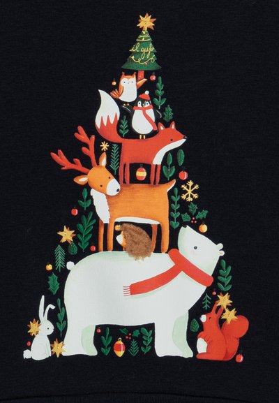 Un tejido negro presenta una colorida ilustración de animales: un oso polar con una bufanda roja, ciervos, zorros, un búho, un pingüino y un conejo entre árboles y adornos.