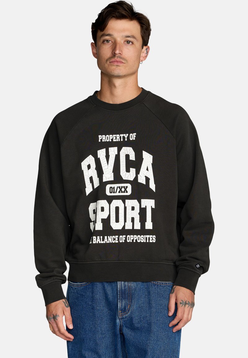 Czarna bluza z białym nadrukiem z napisem "WŁASNOŚĆ RVCA SPORT" oraz "RÓWNOWAGA PRZECIWIEŃSTW", z rękawami raglanowymi i ściągaczami na mankietach.