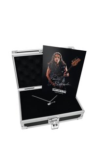Custodia in metallo argentato con chiusura, interno in velluto nero. Contiene una collana a forma di chitarra e una card firmata con l'immagine di un musicista.