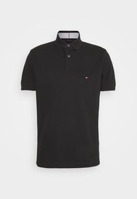 T-shirt polo noir à manches courtes, avec patte de boutonnage à deux boutons, arborant un petit logo sur la poitrine gauche et un col texturé en couleurs contrastées.