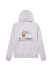 Pelēka kapuca džemperis ar basketbola groza grafiku un tekstu, kas norāda "Lower West Side" un atrašanās vietas informāciju.