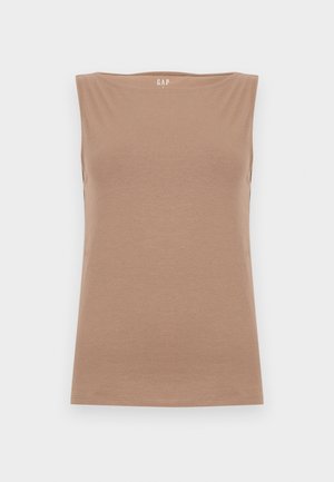 Ermeløs, lys brun dameskjorte med båtutringning, laget av mykt stoff, vist flatt på en lys bakgrunn.