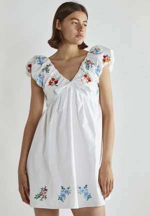 RUFFLE - Vardagsklänning - white