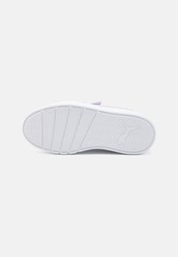 Semelle de basket blanche avec une semelle en caoutchouc texturé, présentant un motif en zigzag et un petit logo imprimé. Accent lavande subtil près du talon.