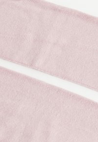 Różowe paski materiału o miękkiej teksturze i lekko szczotkowanej powierzchni, prezentujące gładkie, równe wykończenie bez wzorów czy widocznych szwów.