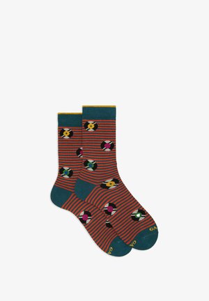 Gestreifte Socken in Teal und Orange mit mehrfarbigen Rettungsring-Mustern. Rippbund und gelber Akzent oben. Baumwollmischung.