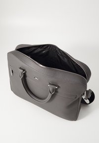 Graue Leder-Laptoptasche mit doppelten Obergriffen, Reißverschluss und schwarzem Innenfutter, mit einem Logo-Akzent auf der Vorderseite.