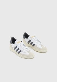 adidas Originals - HANDBALL SPEZIAL UNISEX - Tenisky - footwear white/grey five/off-white Miniatúrny obrázok 1