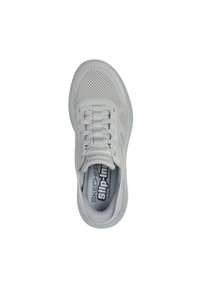 Baskets en maille blanche avec un bout arrondi, fermeture à lacets et semelle en caoutchouc épaisse. Présente une tige respirante avec un détail de logo embossé.