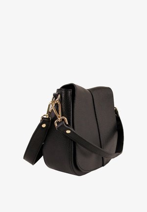 Sac bandoulière en cuir noir avec une finition texturée, quincaillerie dorée et une bandoulière amovible avec fermeture à pression. Forme arrondie avec un design à rabat.