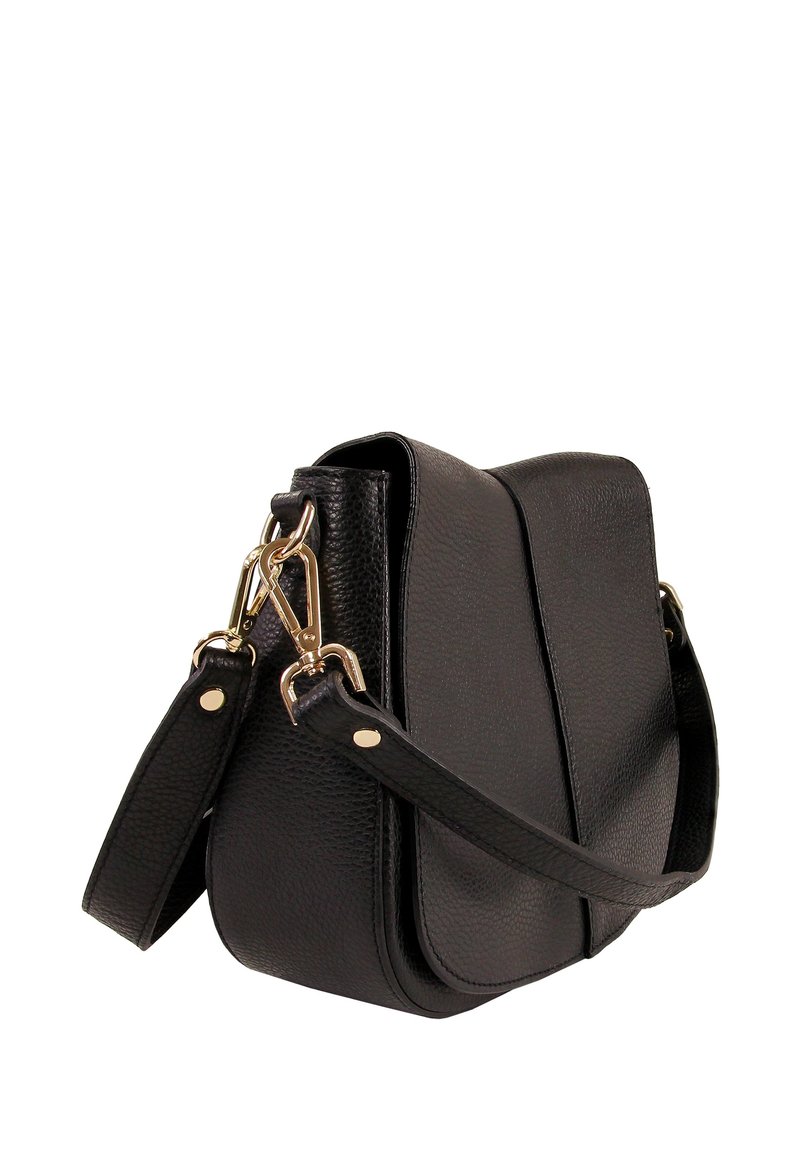 Zwarte leren schoudertas met een gestructureerde afwerking, gouden hardware en een afneembare riem met drukknoopsluiting. Rond ontwerp met flap.
