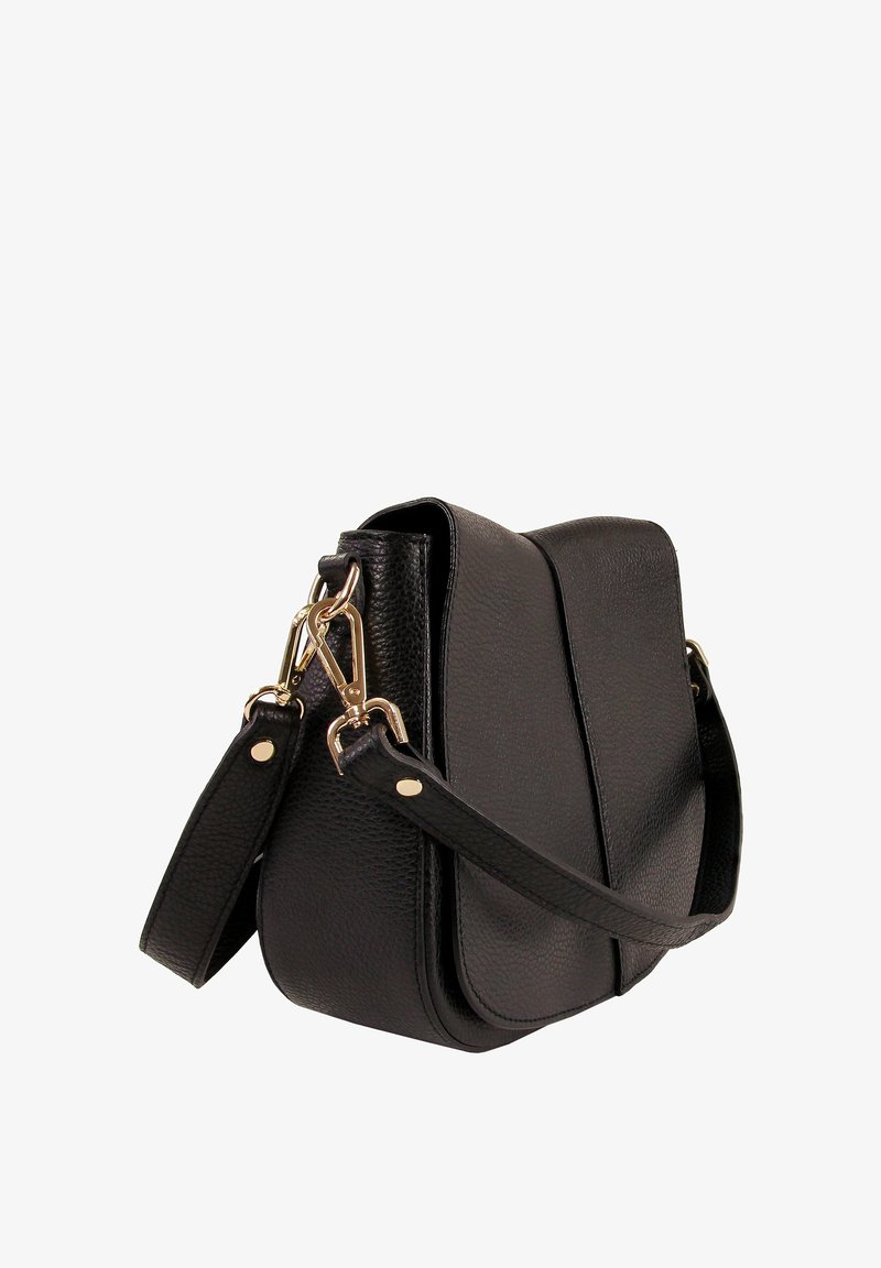 Zwarte leren schoudertas met een gestructureerde afwerking, gouden hardware en een afneembare riem met drukknoopsluiting. Rond ontwerp met flap.