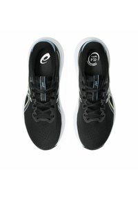 Une paire de chaussures de course ASICS noires avec des semelles blanches et des accents bleu clair, vue d'en haut sur un fond blanc.