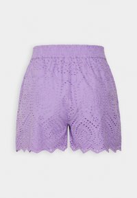 Shorts en dentelle lilas avec broderie ajourée, ourlet en forme d'ondes et taille élastique, présentés sur un fond uni.
