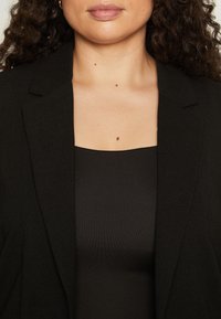 Vero Moda Curve VMCLIVA LONG NOOS - Kort kåpe / frakk - black
