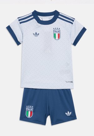 Svetlomodrý športový dres s rybičkovým vzorom a námornícko modrými akcentmi, doplnený o námornícko modré šortky s logom Talianska a značkou Adidas.