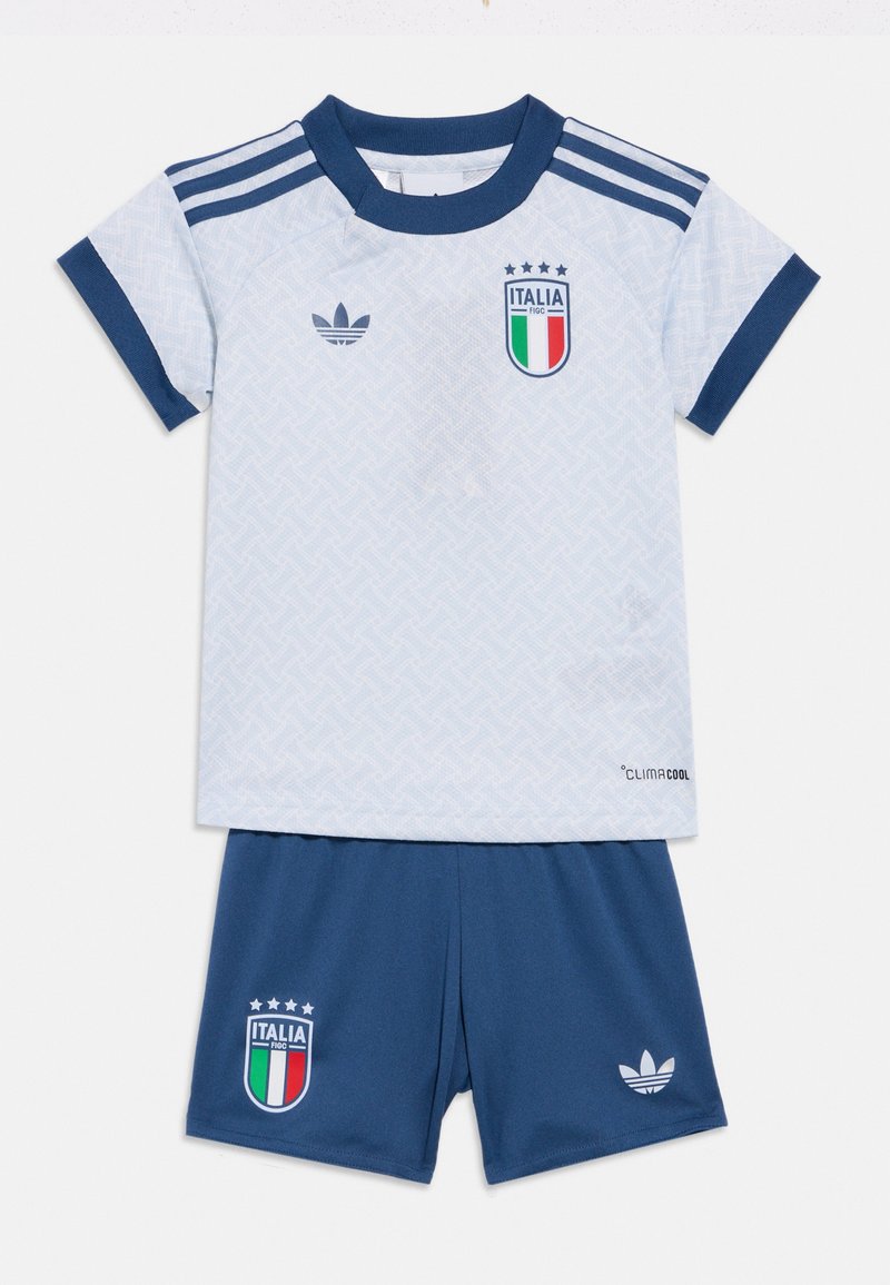 Šviesiai mėlynas sportinis marškinėlis su žuvies kaulo raštu ir tamsiai mėlynomis detalėmis, derinamas su tamsiai mėlynais šortais, ant kurių yra "Italia" logotipas ir "Adidas" prekės ženklas.