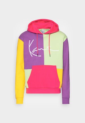 Bluza z kapturem z blokami kolorów w różowym, żółtym, fioletowym i jasnozielonym, z przednią kieszenią i białym kursywnym logo na piersi.