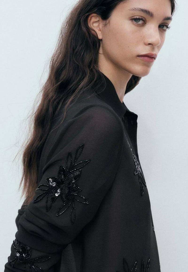 Chemise Femme Laura Scott Noire Avec Perles Dorées - Taille 42 En Viscose, Manches Courtes - Occasion Très Bon état