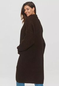 Brązowy sweter dzianinowy o prążkowanej strukturze, z otwartym przodem i oversize'owymi rękawami, z kieszeniami po bokach i długości do kolan.