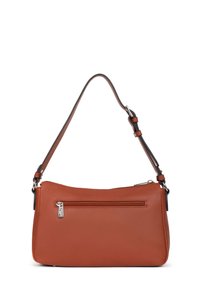 Brązowa skórzana torba na ramię o gładkiej fakturze, prostokątnym kształcie, regulowanym pasku i zamykanej na zamek przedniej kieszeni.
