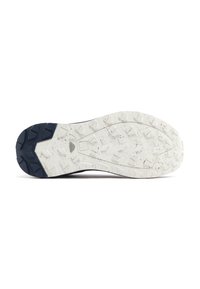 Modrá sportovní bota s robustní bílou gumovou podrážkou. Obsahuje hluboké vzory pro trakci a texturované akcenty. Navržena pro venkovní použití.