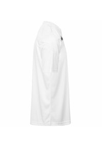 Camiseta blanca de manga corta con un cuello redondo y una textura suave. Un pequeño logo negro está ubicado en el área del pecho izquierdo.
