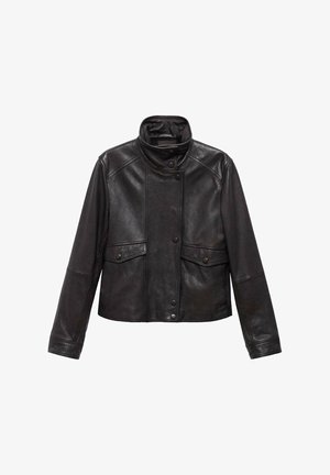 Črna usnjena jakna z visokim ovratnikom, spredaj z zapiranjem na ježka in dvema zavihkoma na pasu, položena na belo ozadje.