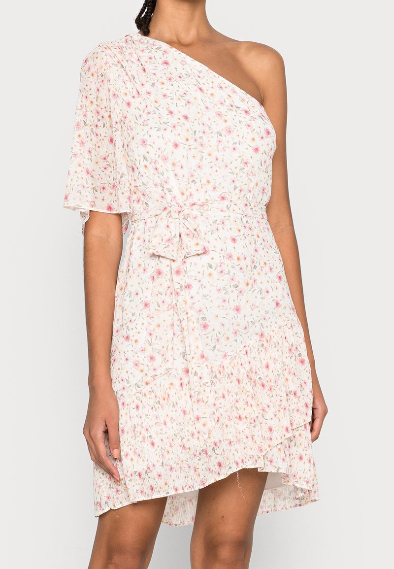 Asymetryczna sukienka na jedno ramię z lekkiego materiału w kwiatowy wzór, z paskiem w talii oraz rozkloszowanym dołem o marszczonej strukturze.